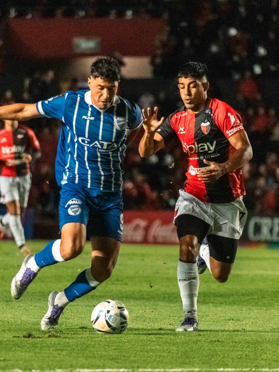 Colón se la bancó con 10 ante Godoy Cruz, sigue invicto en casa y ahora es&nbsp;escolta
