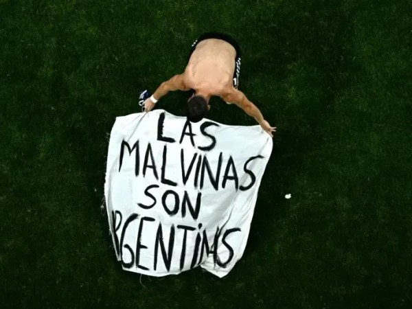 La bandera de las Malvinas y la llamativa revelación de Thiago Almada: «Eran amigos míos de Fuerte&nbsp;Apache»