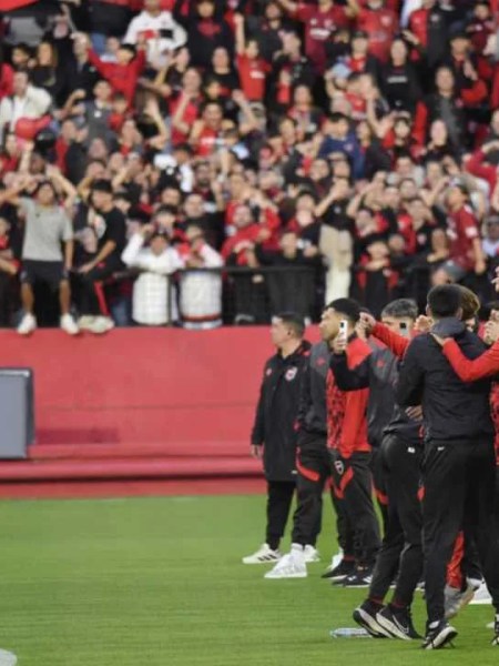 La hinchada de Newell’s cumplió con el ritual y acompañó al plantel para el Clásico del&nbsp;domingo