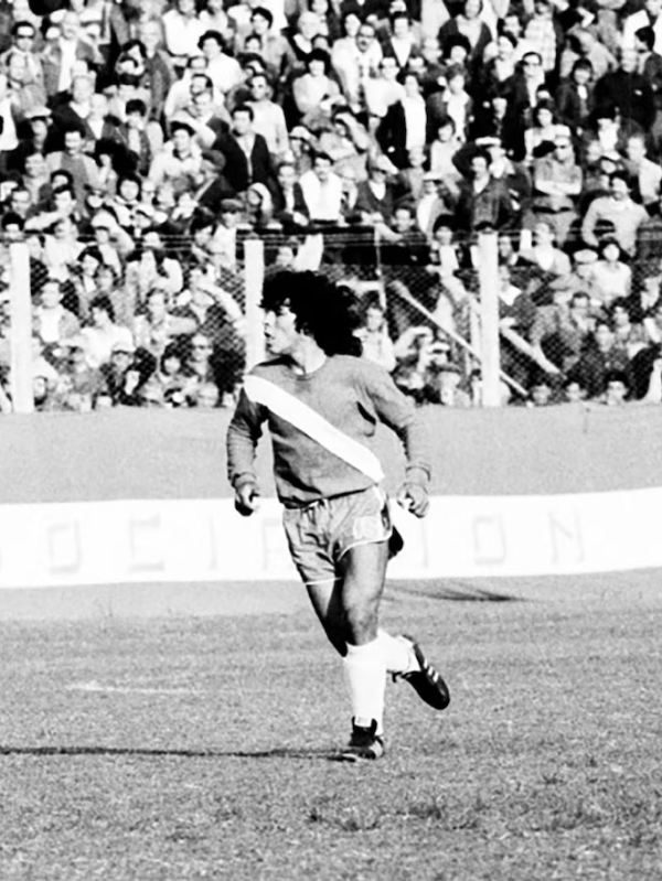 Una tarde de miércoles con aroma a domingo que cambió la historia del fútbol argentino: a 50 años del debut de Diego&nbsp;Maradona