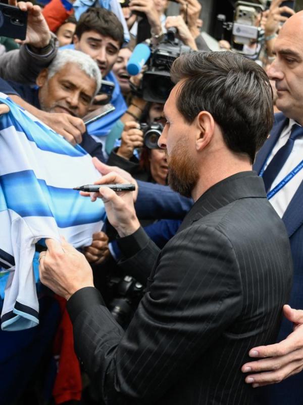 Furor total en España: Messi llegó a Oviedo y recordó a su&nbsp;papá